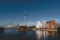Düsseldorf Altstadt mit Gehry Bauten